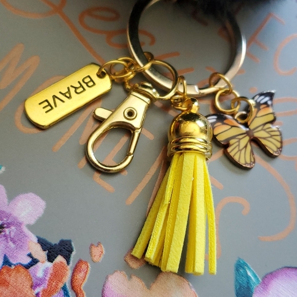 Butterfly 🦋 Pom Pom keychain with charm - Picture 3 of 4